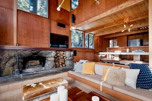 TV, fireplace - Mid-century Retreat with Hot Tub and Fireplace (Tahoe City)