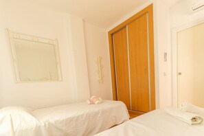 2 slaapkamers, een bureau, een strijkplank/strijkijzer, wifi
