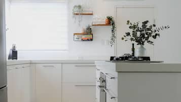 Refrigerador, microondas, horno y parrilla de estufa