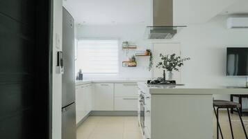 Refrigerador, microondas, horno y parrilla de estufa