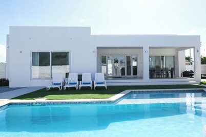 3-bedroom Villa in Noord, fully air-conditioned with private pool