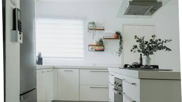 Kylskåp, mikrovågsugn, ugn och spishäll