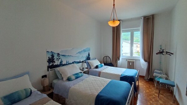 3 habitaciones, tabla de planchar con plancha, wifi y ropa de cama 