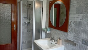 Shower, hair dryer, bidet, towels