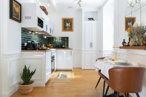 Charming studio with terrace and parking - close to downtown