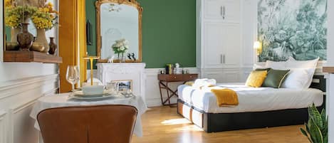 Tabla de planchar con plancha, wifi gratis y ropa de cama