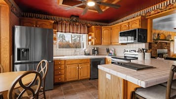 House, Patio, Mountain View | Private kitchen | Electric kettle