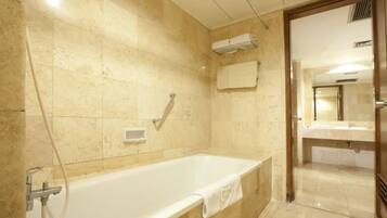 Douche, articles de toilette gratuits, serviettes fournies, savon