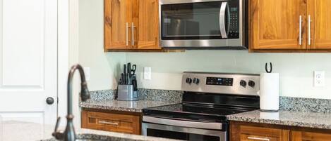 Microonde, forno, piano cottura, lavastoviglie