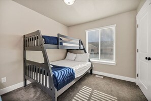 3 bedrooms, travel cot, WiFi, bed sheets - Bear Lake Escapes Garden City retreat (Garden City)