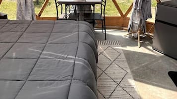 Escritorio, wifi y ropa de cama