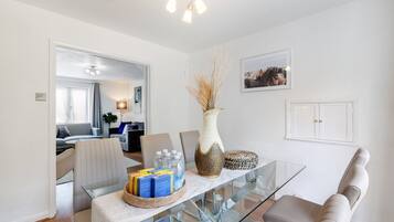 Casa familiar, patio | Comedor