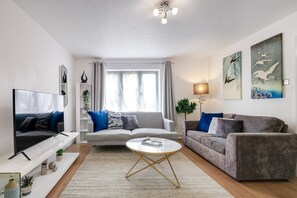 Casa família, varanda | Área de estar | Smart TV 42 polegadas com canais via satélite, Netflix