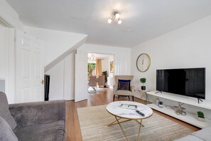 Casa familiar, patio | Área de sala de estar | Smart TV de 42 pulgadas con canales vía satélite y Netflix