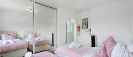 Casa familiare, patio | Wi-Fi gratuito, lenzuola