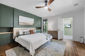 4 bedrooms, iron/ironing board, WiFi, bed sheets