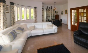 Smart TV, DVD player, pebolim, mesa de pingue-pongue