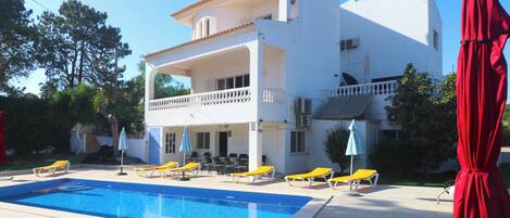 Een verwarmd zwembad