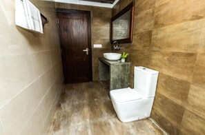 Deluxe Double Room, Beach View | Bathroom | Shower, towels, soap, shampoo
