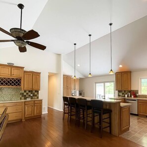 冷蔵庫、電子レンジ、オーブン、コンロ