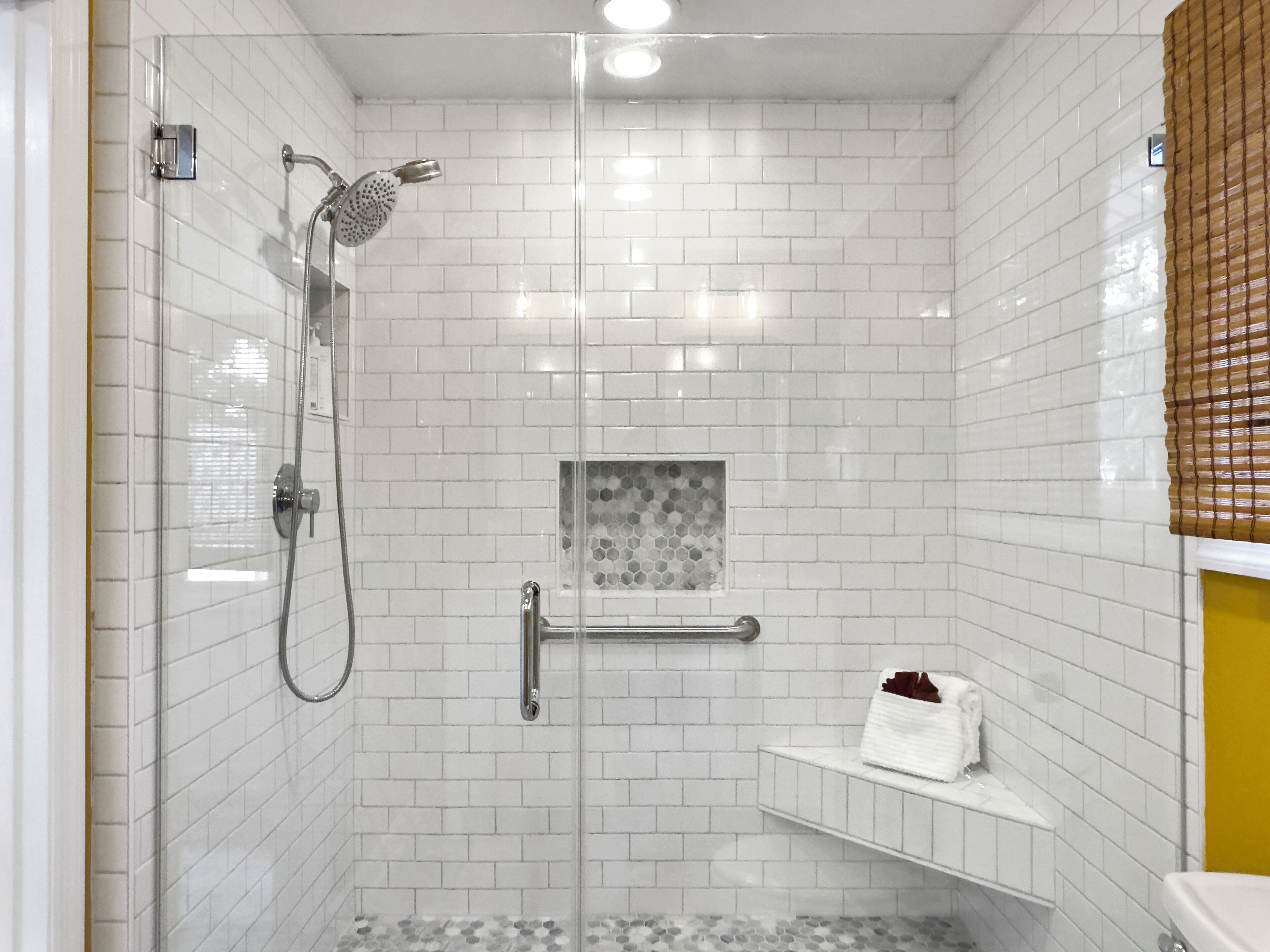 Douche, sèche-cheveux, serviettes fournies, savon