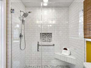 Dusche, Haartrockner, Handtücher, Seife