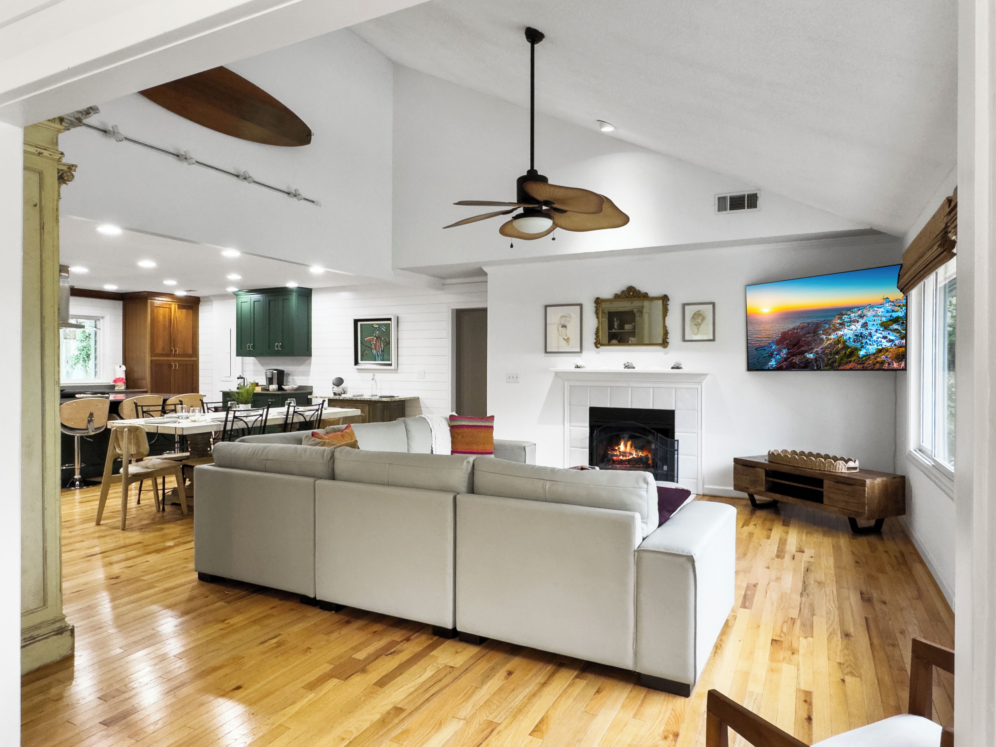 Smart-TV, Kamin, Tischtennisplatte, Bücher