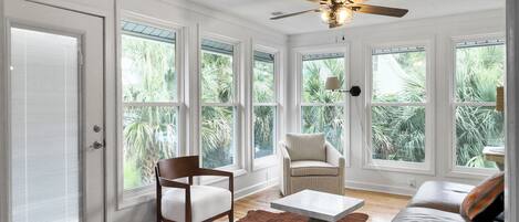 Smart TV, fireplace, ping pong, books