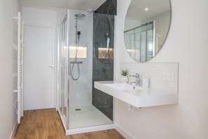 Dusche, Haartrockner, Handtücher, Seife