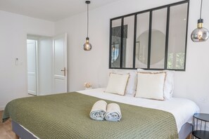 3 habitaciones, tabla de planchar con plancha, wifi y ropa de cama 