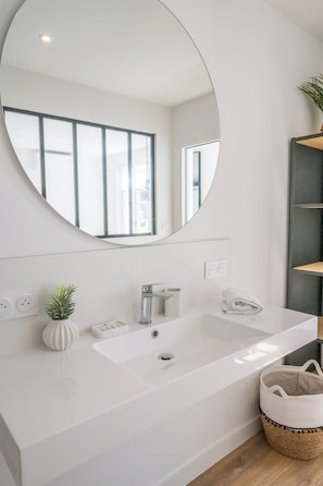 Shower, hair dryer, towels, soap - Les Tamaris (SAINTE TERRE)