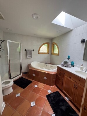 Secadora de cabello, toallas, jabón, papel de baño