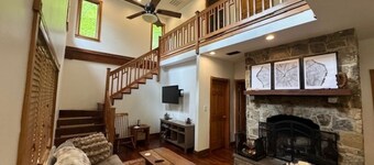 Tranquil Cardinal Hill Cabin- Perfect for Relaxation & Exploration. Pet Friendly