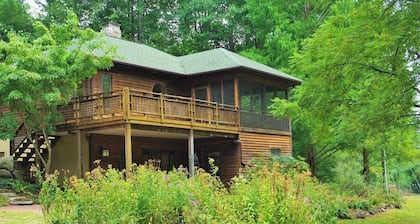 Tranquil Cardinal Hill Cabin- Perfect for Relaxation & Exploration. Pet Friendly