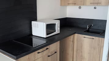 Refrigerador, microondas, placa de cocina, cafetera/tetera