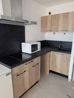 Kjøleskap, mikrobølgeovn, kokeplater og kaffetrakter/tekoker