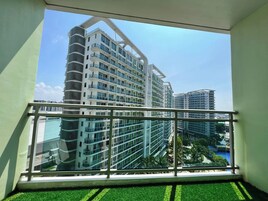 Desk, laptop workspace, soundproofing, free WiFi