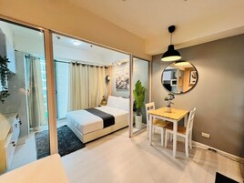 Desk, laptop workspace, soundproofing, free WiFi