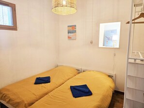 3 bedrooms, WiFi - On the edge of a salt pond, house with terrace facing the water and pink flamingos (Bages)