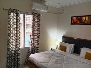 2 chambres, fer et planche à repasser, Wi-Fi, draps fournis