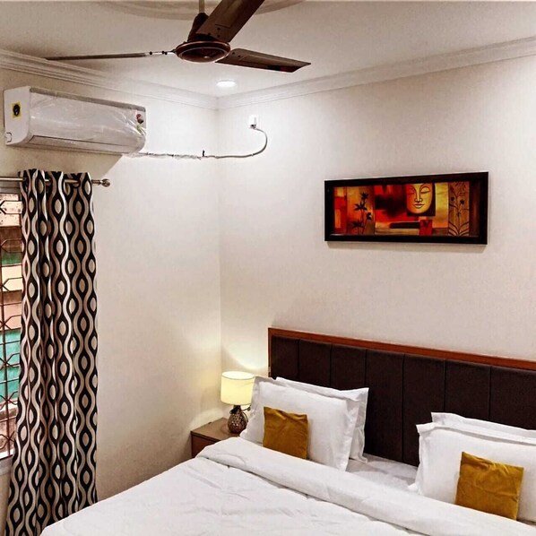 2 bedrooms, iron/ironing board, WiFi, bed sheets - Paradise Stays-Perfect retreat for friends & families in Varanasi near Assi Ghat (Varanasi)