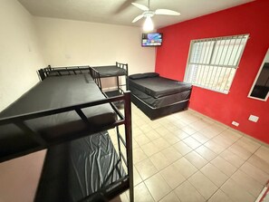 Estudio | Cortinas opacas y tabla de planchar con plancha