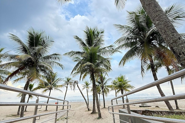 Perto da praia, areia branca