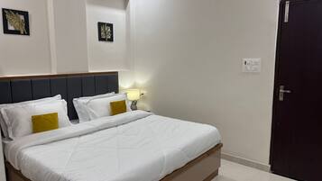 1 dormitorio, tabla de planchar con plancha, wifi y ropa de cama