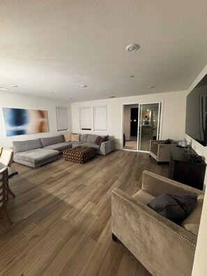 Televisión y chimenea 