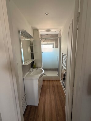 Shower, towels, soap, toilet paper - Spacious 2-bedroom apartment with sea view, 100 metres from the beach and shops (Berck Sur Mer)