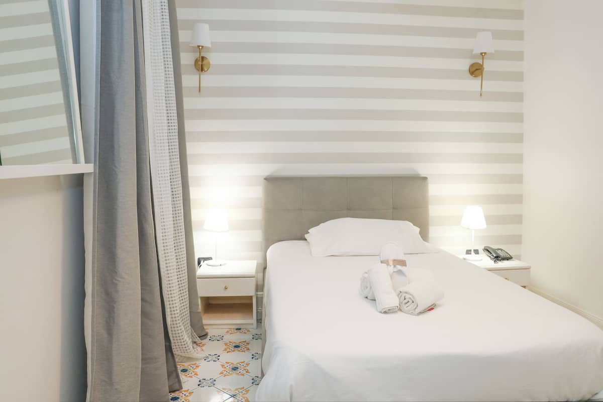 Single Room | In-room safe, desk, iron/ironing board, free WiFi