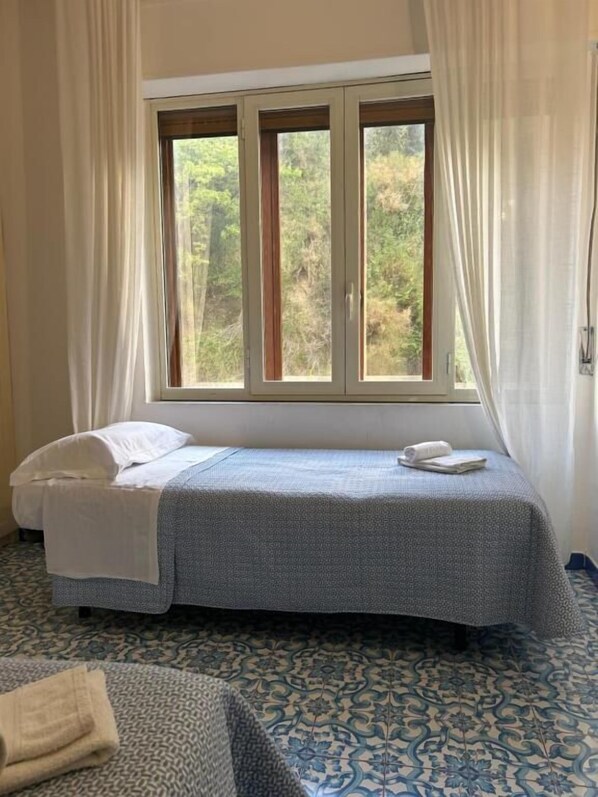 Chambre Triple | Coffres-forts dans les chambres, bureau, fer et planche Ă repasser