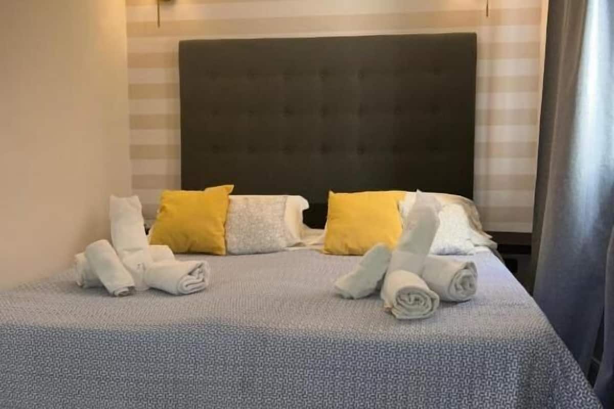 Classic Double Room | In-room safe, desk, iron/ironing board, free WiFi