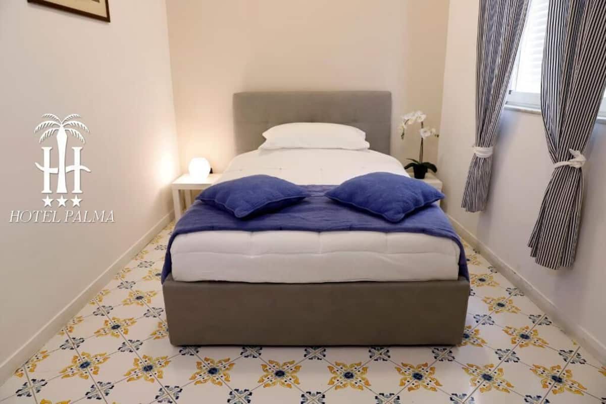 Single Room | In-room safe, desk, iron/ironing board, free WiFi